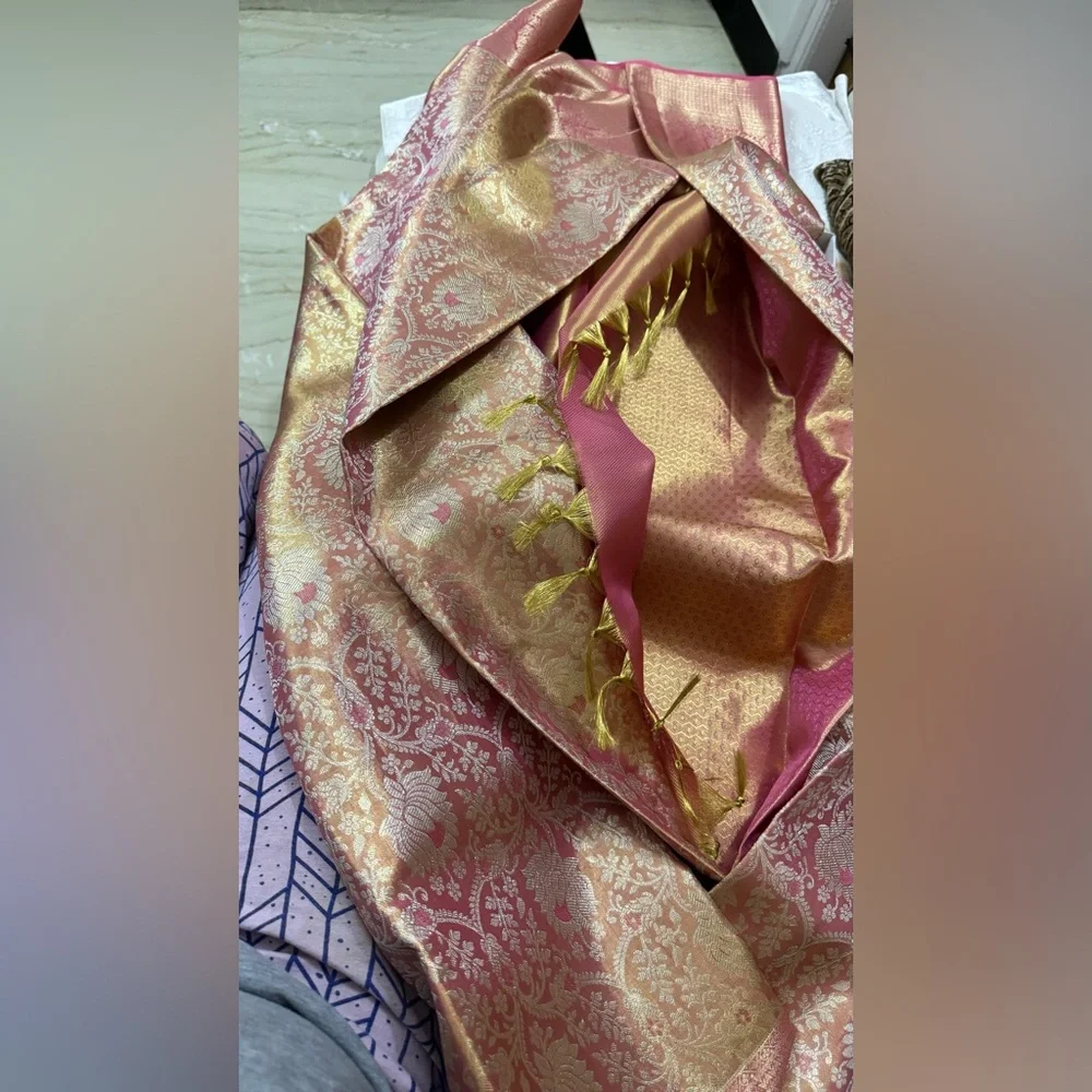Stunning Pink/Peach and Gold Handwoven Kanjeevaram Silk and Pure Zari Saree - Picture 8 of 16
